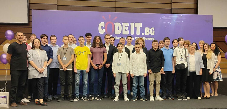 Възпитаници на ПМГ триумфираха на международен турнир по информатика