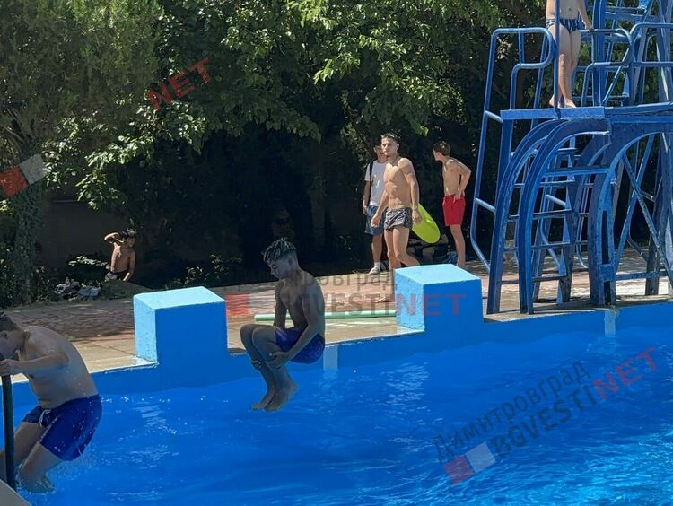 Басейнът в Димитровград отвори с такса вход 3-5лв., организират и безплатни плувни тренировки