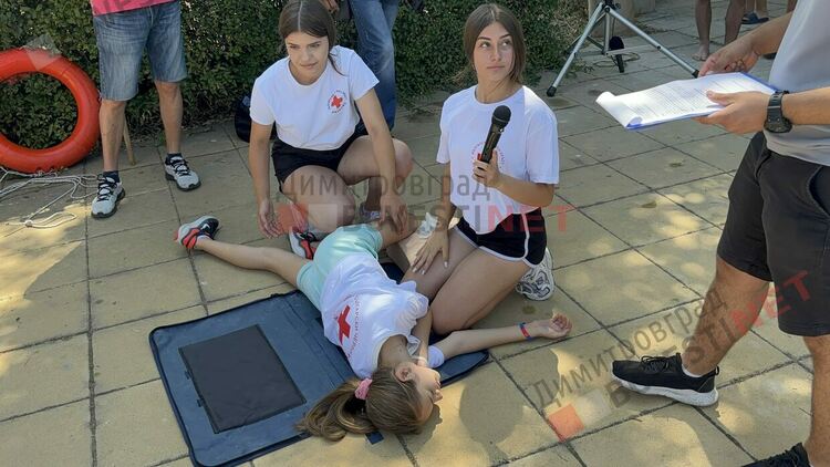 Басейнът в Димитровград отвори с такса вход 3-5лв., организират и безплатни плувни тренировки