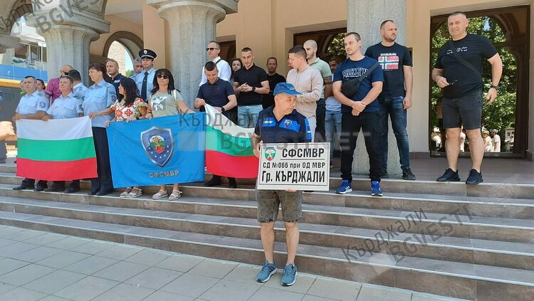 Полицаите от Кърджалийска област излязоха на протест срещу натиска срещу техните колеги от Варна