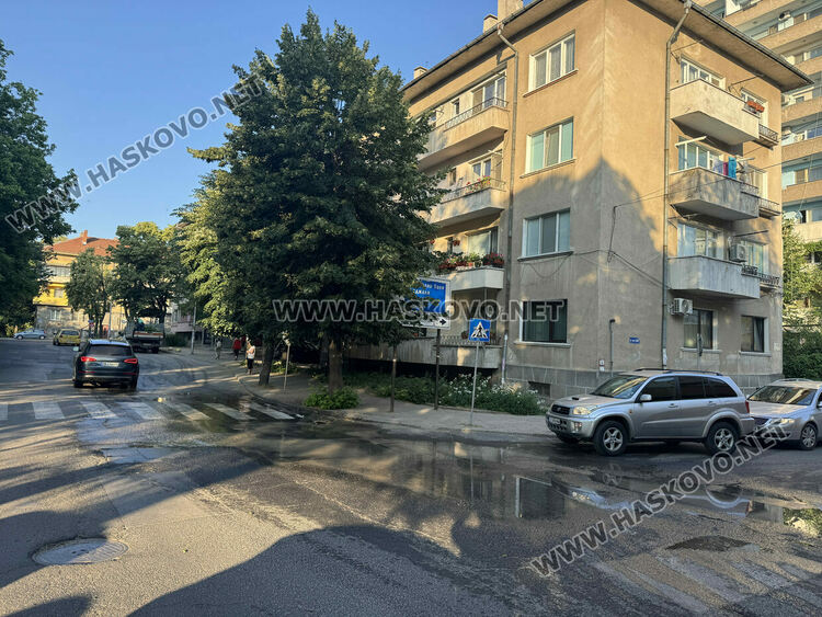 Поредна авария наводни ул. „Св. св. Кирил и Методий“ в Хасково