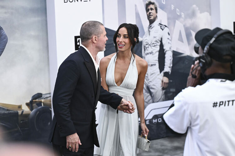 Приятелката на Брад Пит облече провокативен булчински тоалет на новата му филмова премиера