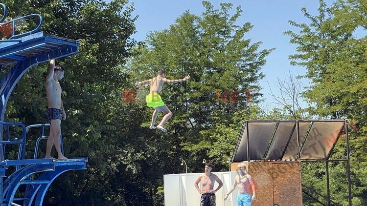 Басейнът в Димитровград отвори с такса вход 3-5лв., организират и безплатни плувни тренировки