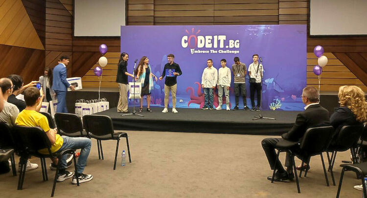 Възпитаници на ПМГ триумфираха на международен турнир по информатика