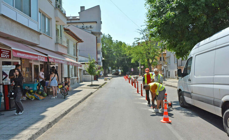 Монтират пластмасови колчета по ул. „Добруджа“ в Хасково