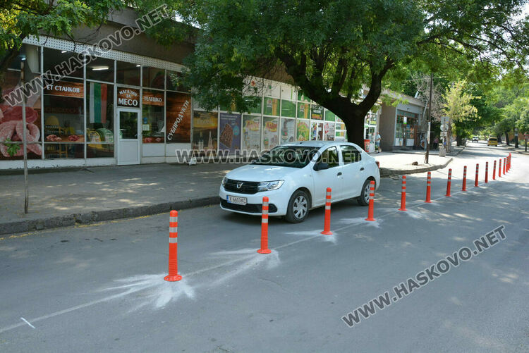 Монтират пластмасови колчета по ул. „Добруджа“ в Хасково