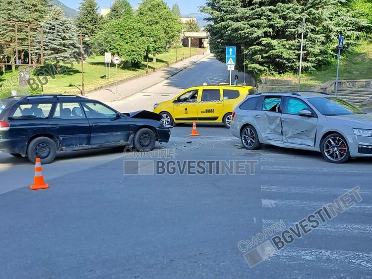 Катастрофа с двама пострадали затруднява движението край болницата в Смолян