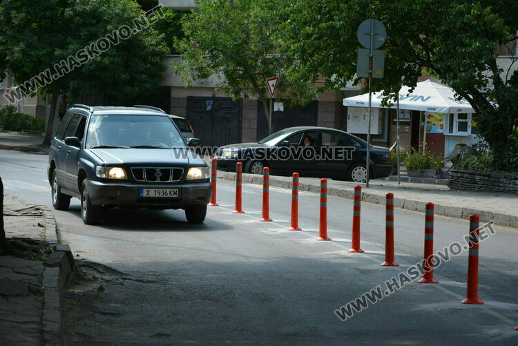 Монтират пластмасови колчета по ул. „Добруджа“ в Хасково