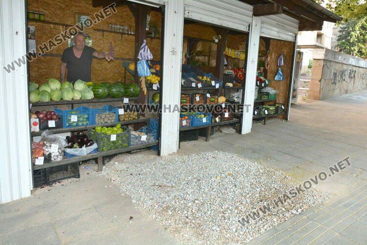 Минувачи се жалват от липсващи плочки на бул. „Раковски“ след ремонт на ВиК авария