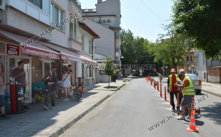 Монтират пластмасови колчета по ул. „Добруджа“ в Хасково