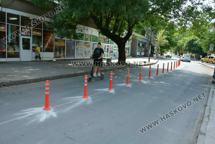 Монтират пластмасови колчета по ул. „Добруджа“ в Хасково