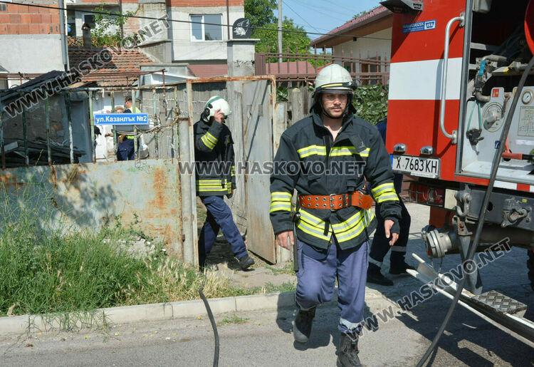 Готварска печка предизвика пожар на ул. „Казанлък“ в Хасково