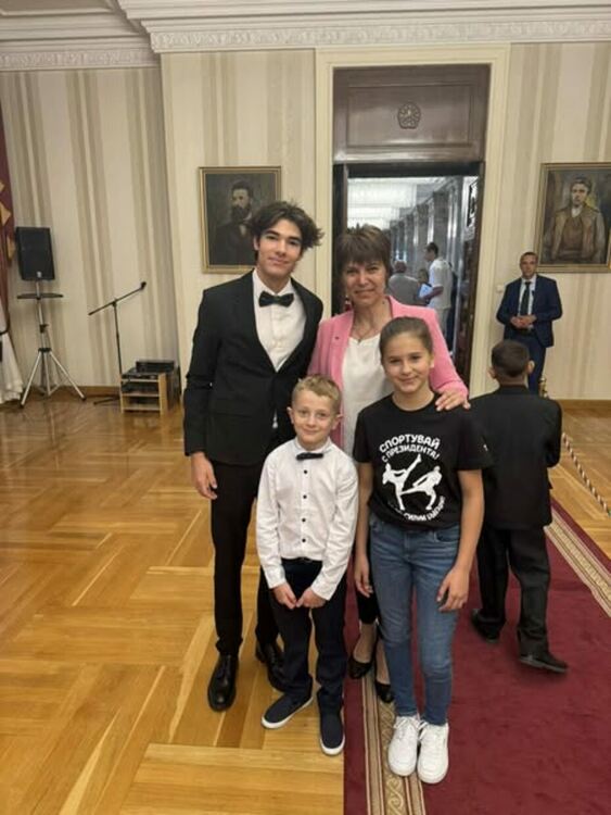 Президентът Румен Радев връчи на Община Перник плакет за осигуряване на най‑добри условия за масов спорт