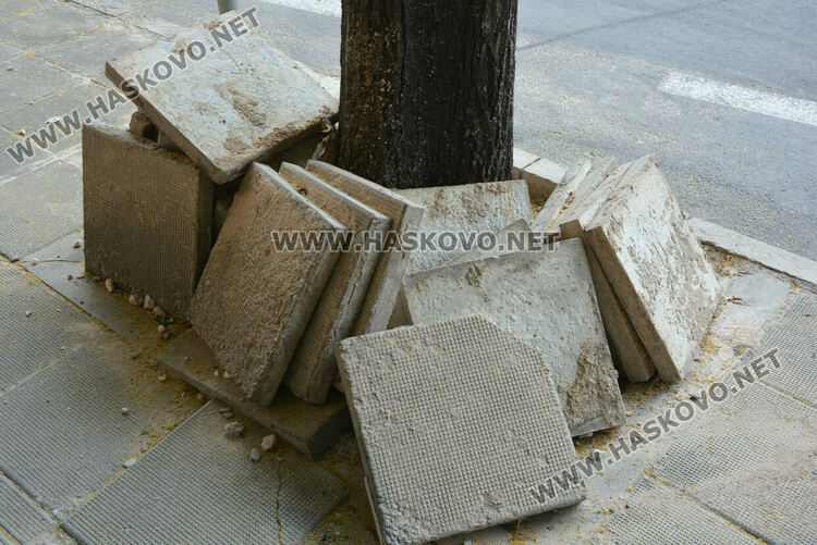 Минувачи се жалват от липсващи плочки на бул. „Раковски“ след ремонт на ВиК авария