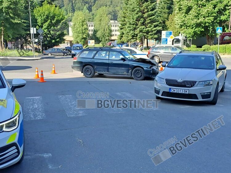 Катастрофа с двама пострадали затруднява движението край болницата в Смолян