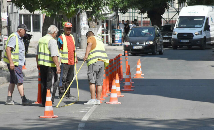 Монтират пластмасови колчета по ул. „Добруджа“ в Хасково