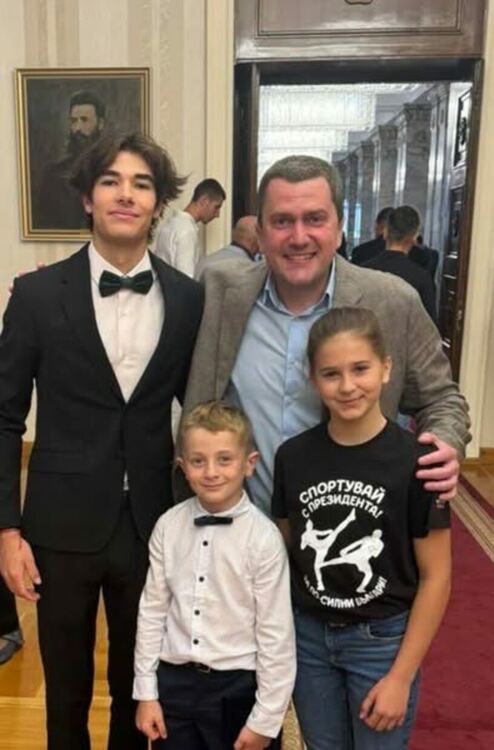 Президентът Румен Радев връчи на Община Перник плакет за осигуряване на най‑добри условия за масов спорт