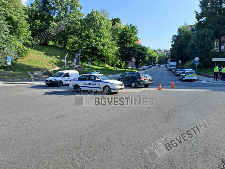 Катастрофа с двама пострадали затруднява движението край болницата в Смолян