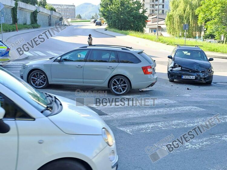 Катастрофа с двама пострадали затруднява движението край болницата в Смолян