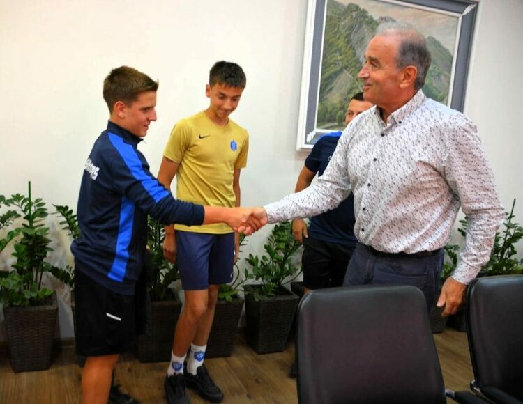 Кметът на Асеновград се срещна с младите футболни надежди от ФК „Шипка Старс“