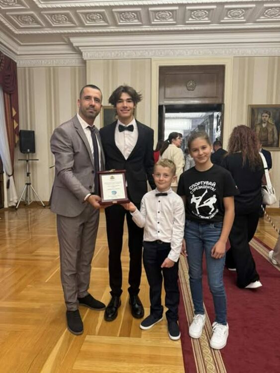 Президентът Румен Радев връчи на Община Перник плакет за осигуряване на най‑добри условия за масов спорт