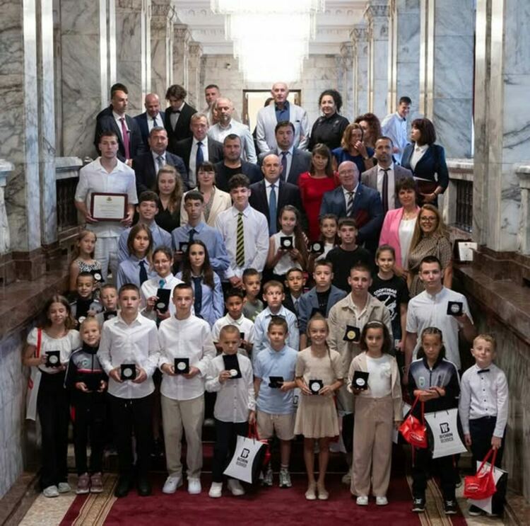 Президентът Румен Радев връчи на Община Перник плакет за осигуряване на най‑добри условия за масов спорт