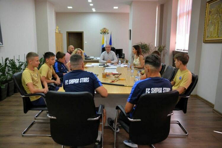 Кметът на Асеновград се срещна с младите футболни надежди от ФК „Шипка Старс“