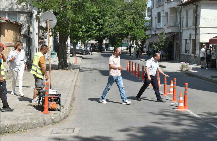 Монтират пластмасови колчета по ул. „Добруджа“ в Хасково