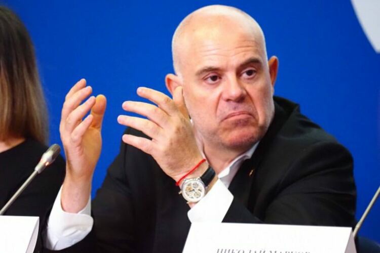 Бившият главен прокурор Иван Гешев често е посещавал ресторанта „Осемте Джуджета“ на бившия столичен следовател Петьо Петров, известен като Петьо Еврото