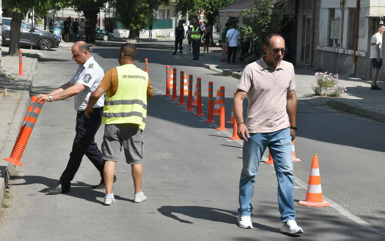 Монтират пластмасови колчета по ул. „Добруджа“ в Хасково