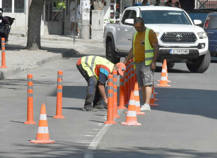 Монтират пластмасови колчета по ул. „Добруджа“ в Хасково