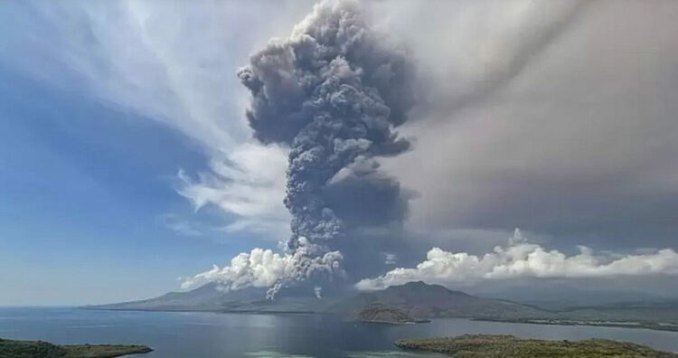 Най-висока тревога в Бали, полети на пауза след изригване на вулкан Лаки-Лаки