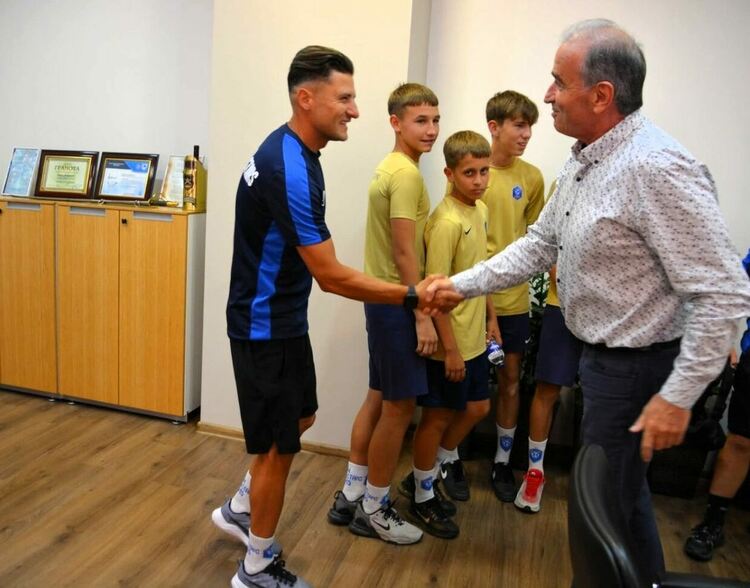 Кметът на Асеновград се срещна с младите футболни надежди от ФК „Шипка Старс“