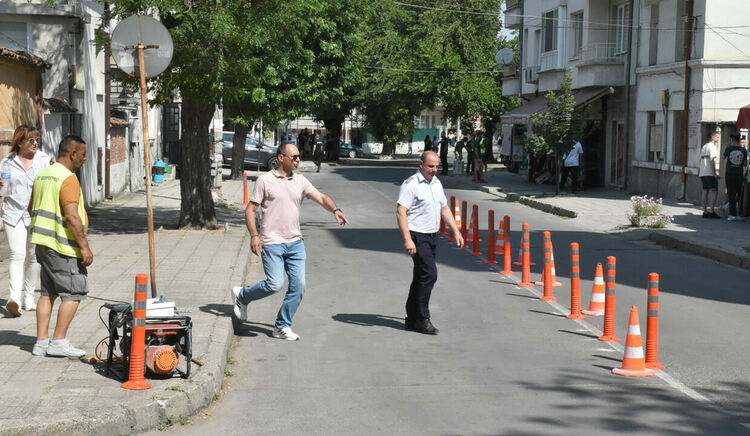 Монтират пластмасови колчета по ул. „Добруджа“ в Хасково