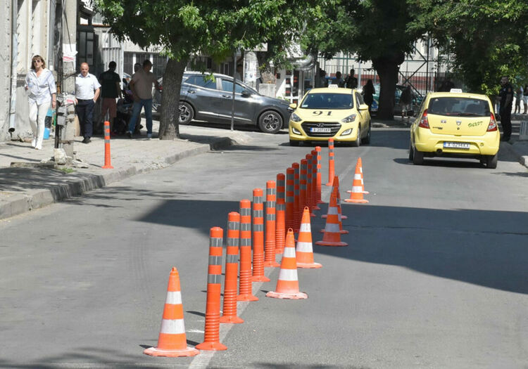 Монтират пластмасови колчета по ул. „Добруджа“ в Хасково