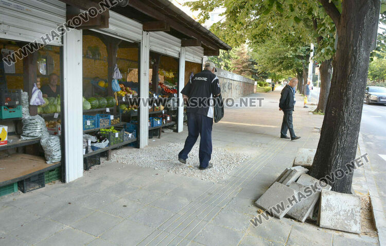 Минувачи се жалват от липсващи плочки на бул. „Раковски“ след ремонт на ВиК авария