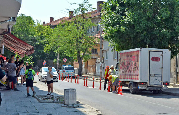 Монтират пластмасови колчета по ул. „Добруджа“ в Хасково