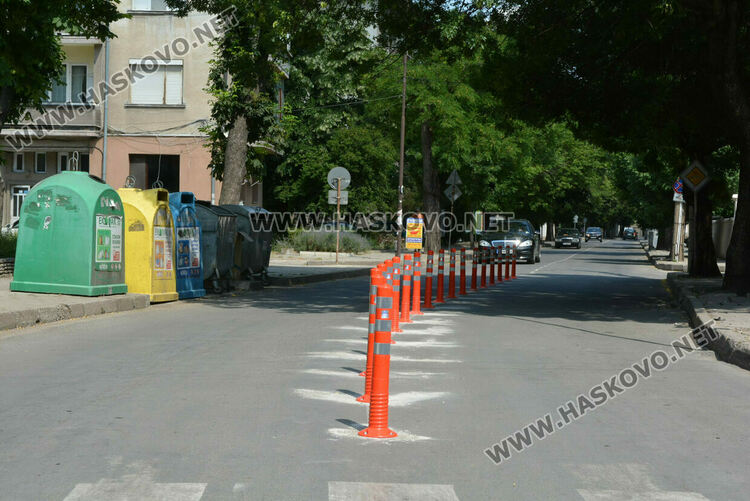 Монтират пластмасови колчета по ул. „Добруджа“ в Хасково