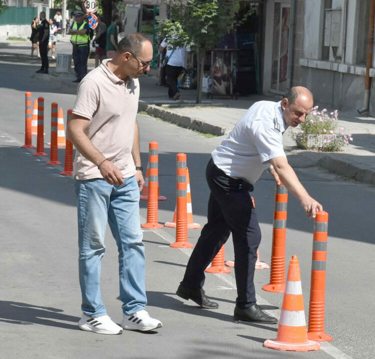 Монтират пластмасови колчета по ул. „Добруджа“ в Хасково