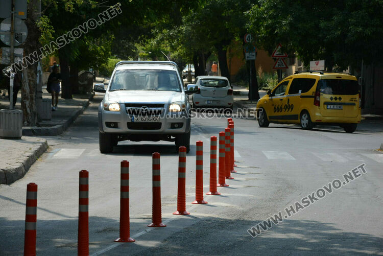 Монтират пластмасови колчета по ул. „Добруджа“ в Хасково