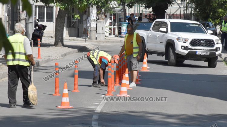 Монтират пластмасови колчета по ул. „Добруджа“ в Хасково