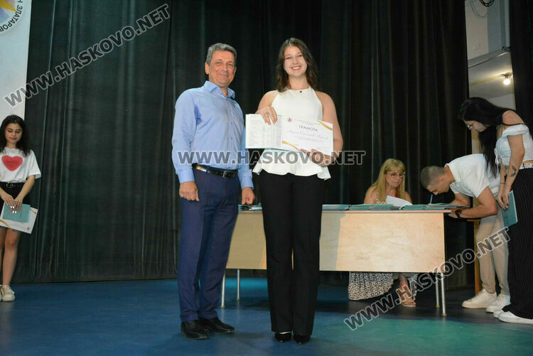 Тържествено връчиха дипломите на Випуск 2025 на хасковската Езикова гимназия