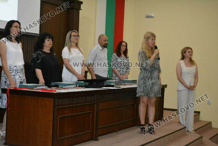 Зрелостниците на ПМГ-Хасково получиха тържествено дипломите си, 29 са с медали