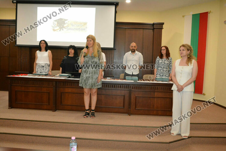 Зрелостниците на ПМГ-Хасково получиха тържествено дипломите си, 29 са с медали