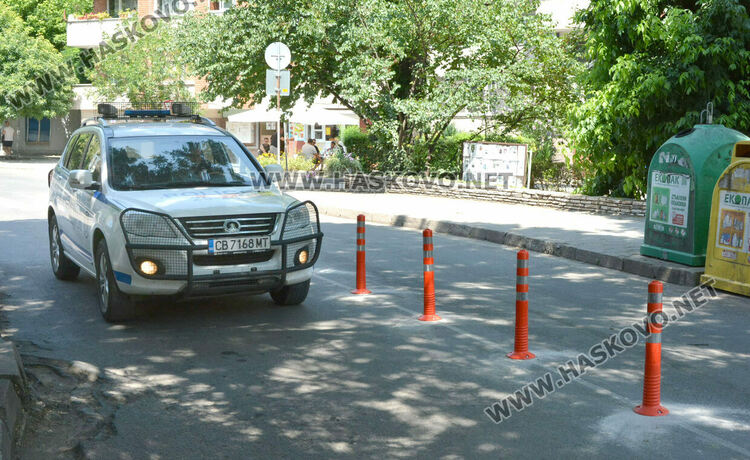 Счупиха едно от монтираните вчера разделителни колчета, върху тях поставиха плодове