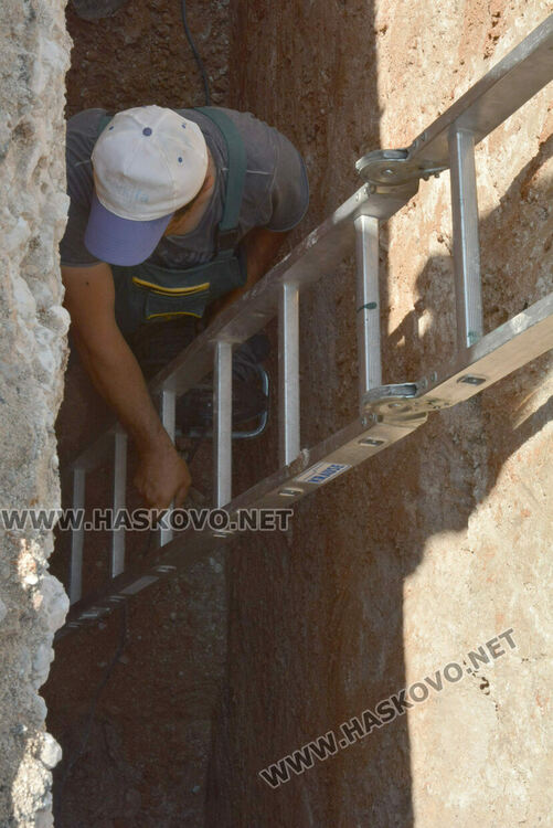 ВиК разкопа улица за прокарване на канализация към нова къща в Хасково