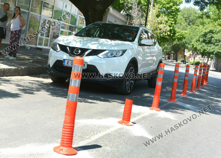 Счупиха едно от монтираните вчера разделителни колчета, върху тях поставиха плодове