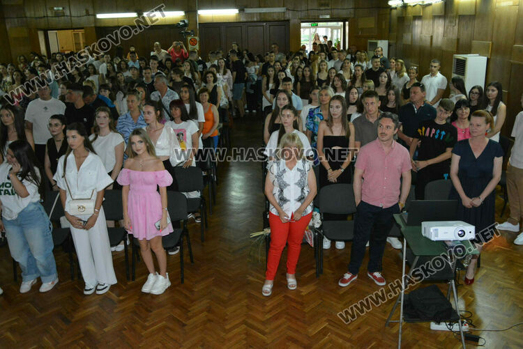 Тържествено връчиха дипломите на Випуск 2025 на хасковската Езикова гимназия