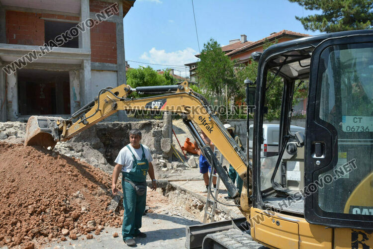 ВиК разкопа улица за прокарване на канализация към нова къща в Хасково