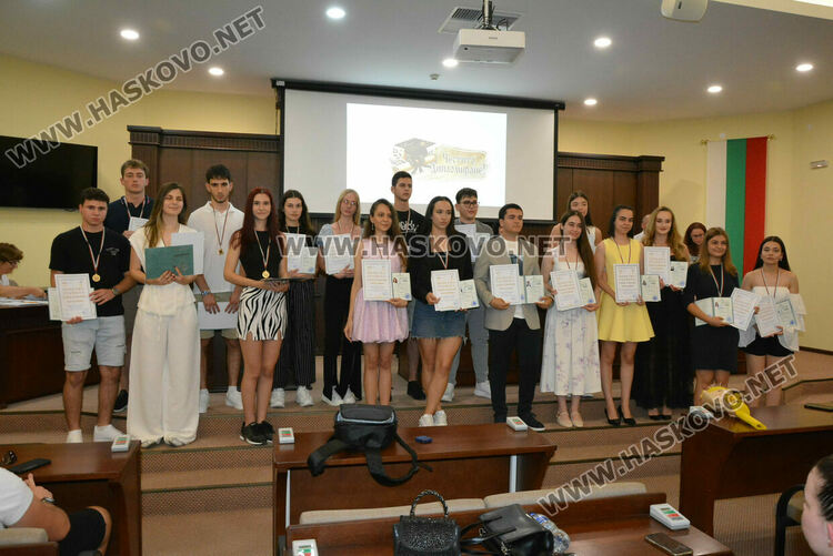 Зрелостниците на ПМГ-Хасково получиха тържествено дипломите си, 29 са с медали